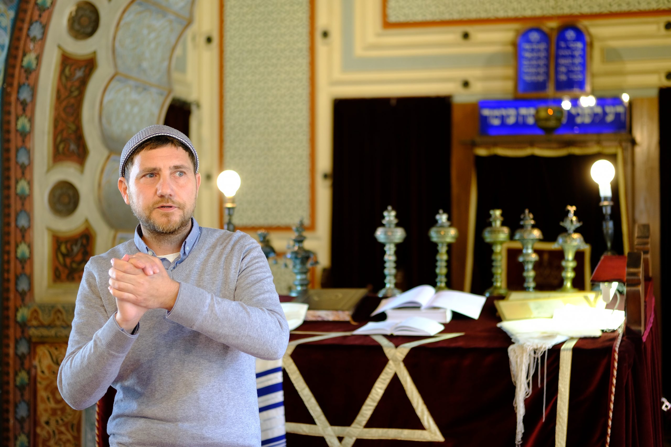 Kantor Igor Bencion Kozemjakin im Gespräch in der Synagoge in Sarajevo mit der Tagungsgruppe